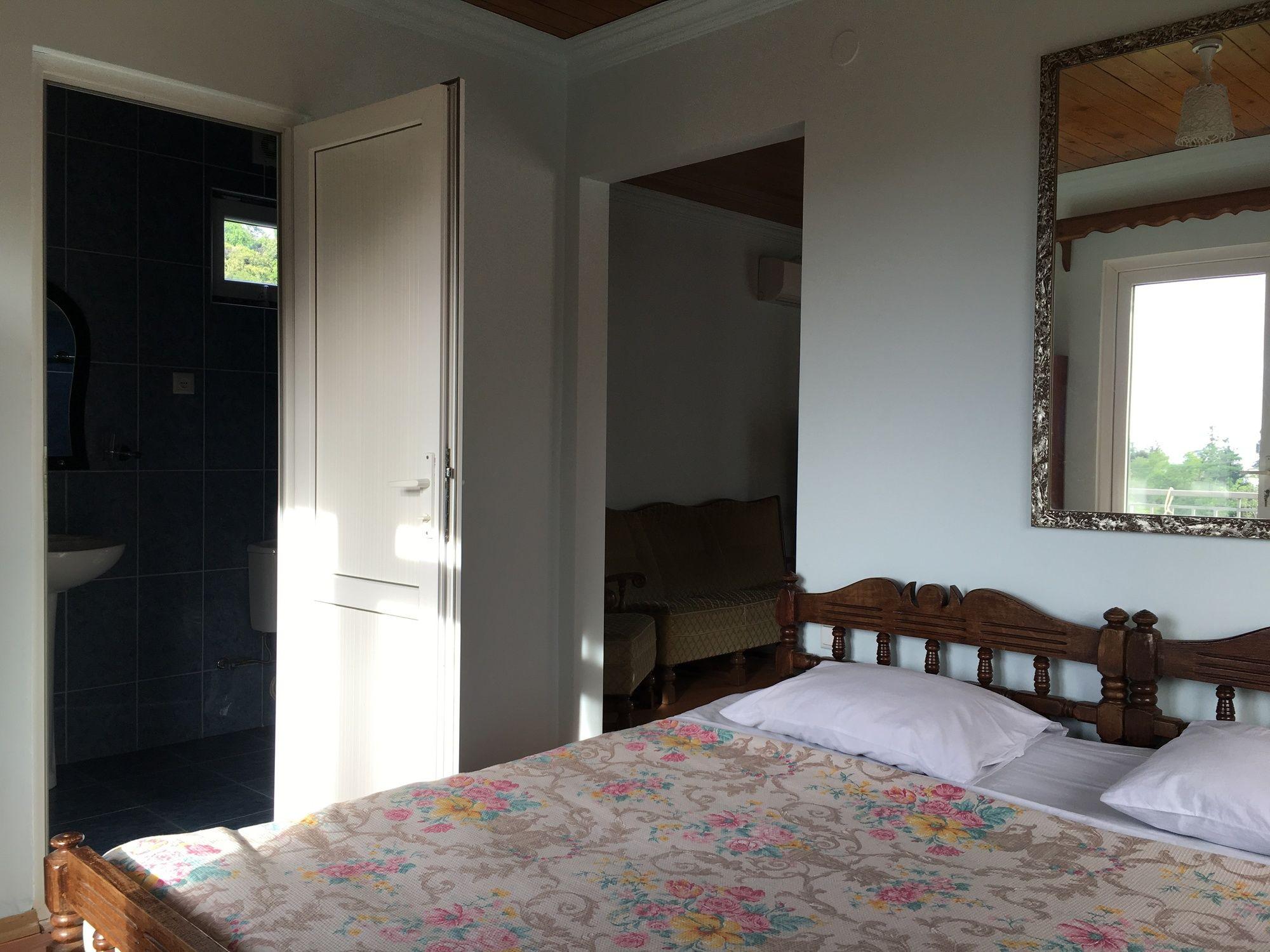 White Guest House Batumi Exterior photo