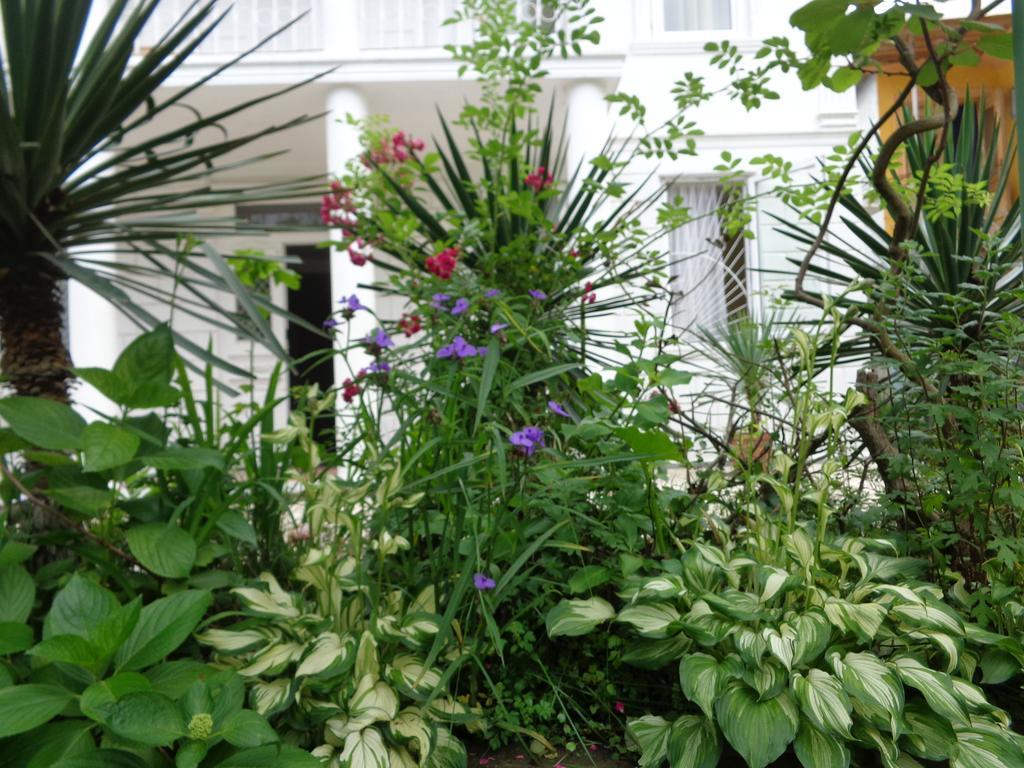 White Guest House Batumi Exterior photo