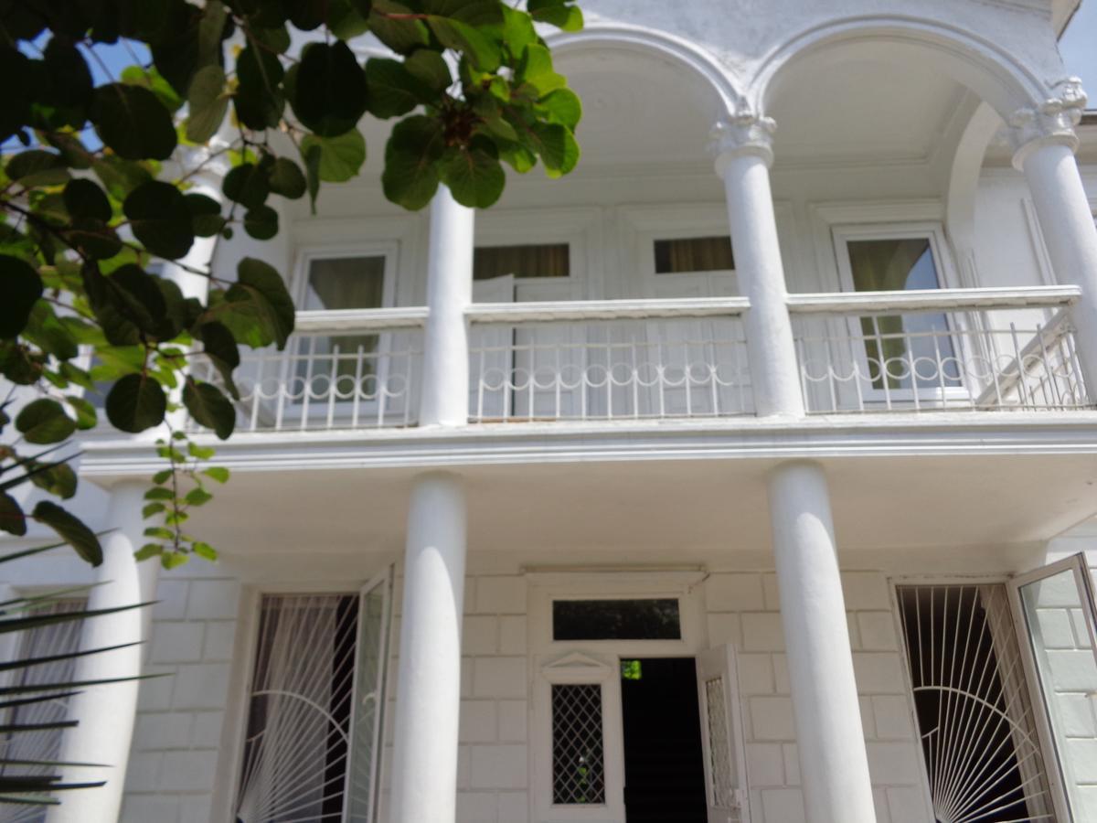 White Guest House Batumi Exterior photo